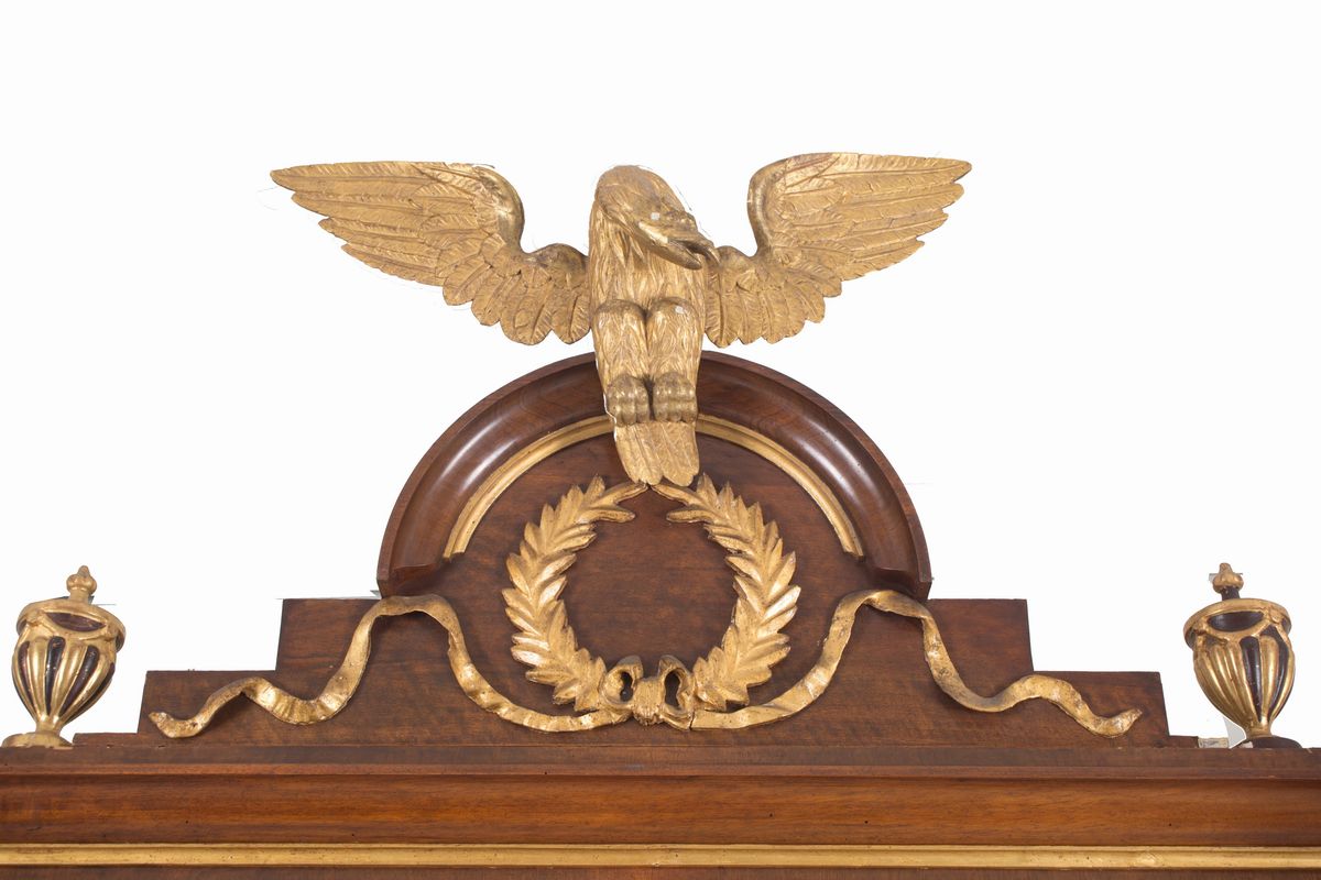 Imponente mobile a doppio corpo