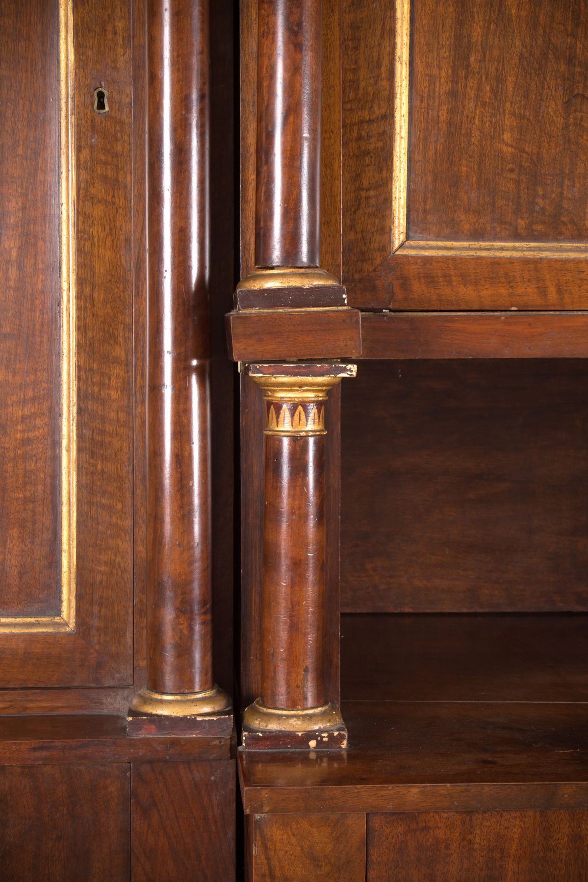 Imponente mobile a doppio corpo