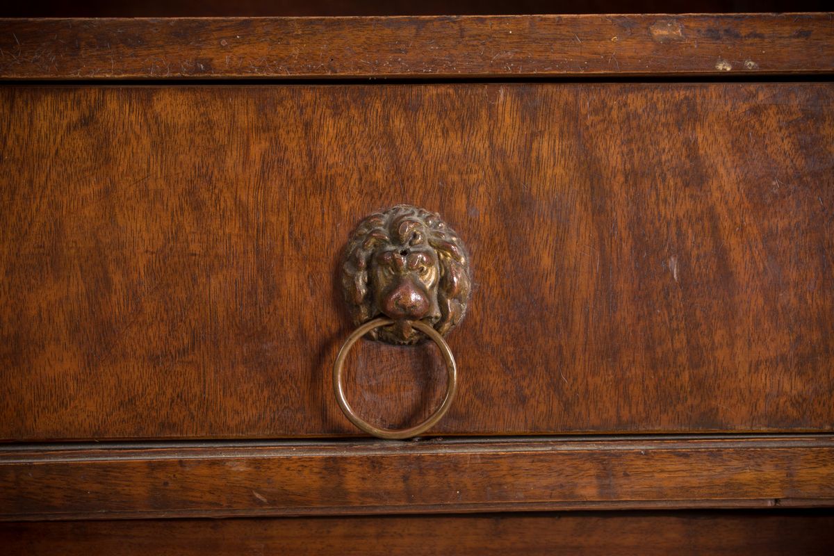 Imponente mobile a doppio corpo