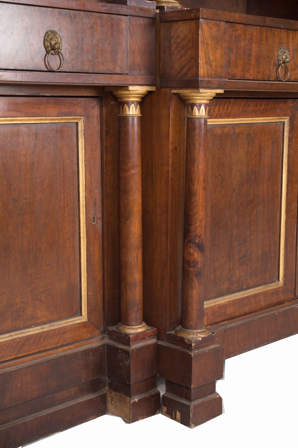 Imponente mobile a doppio corpo