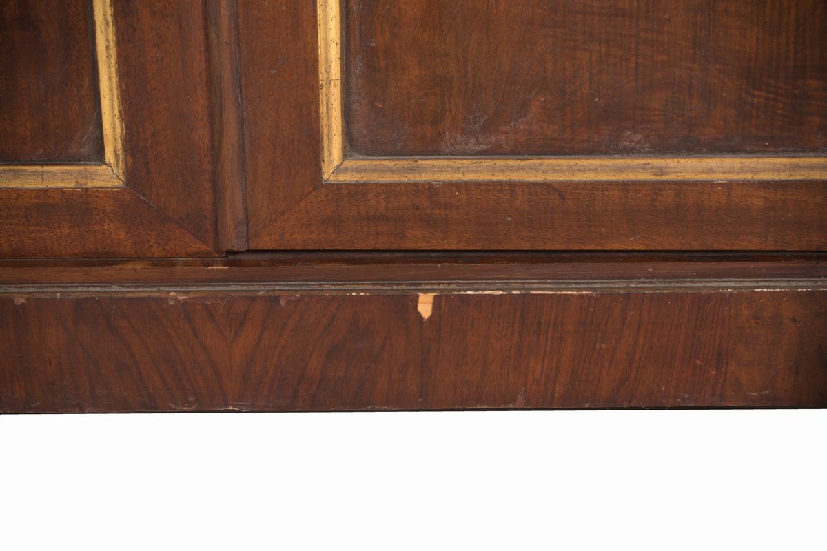 Imponente mobile a doppio corpo