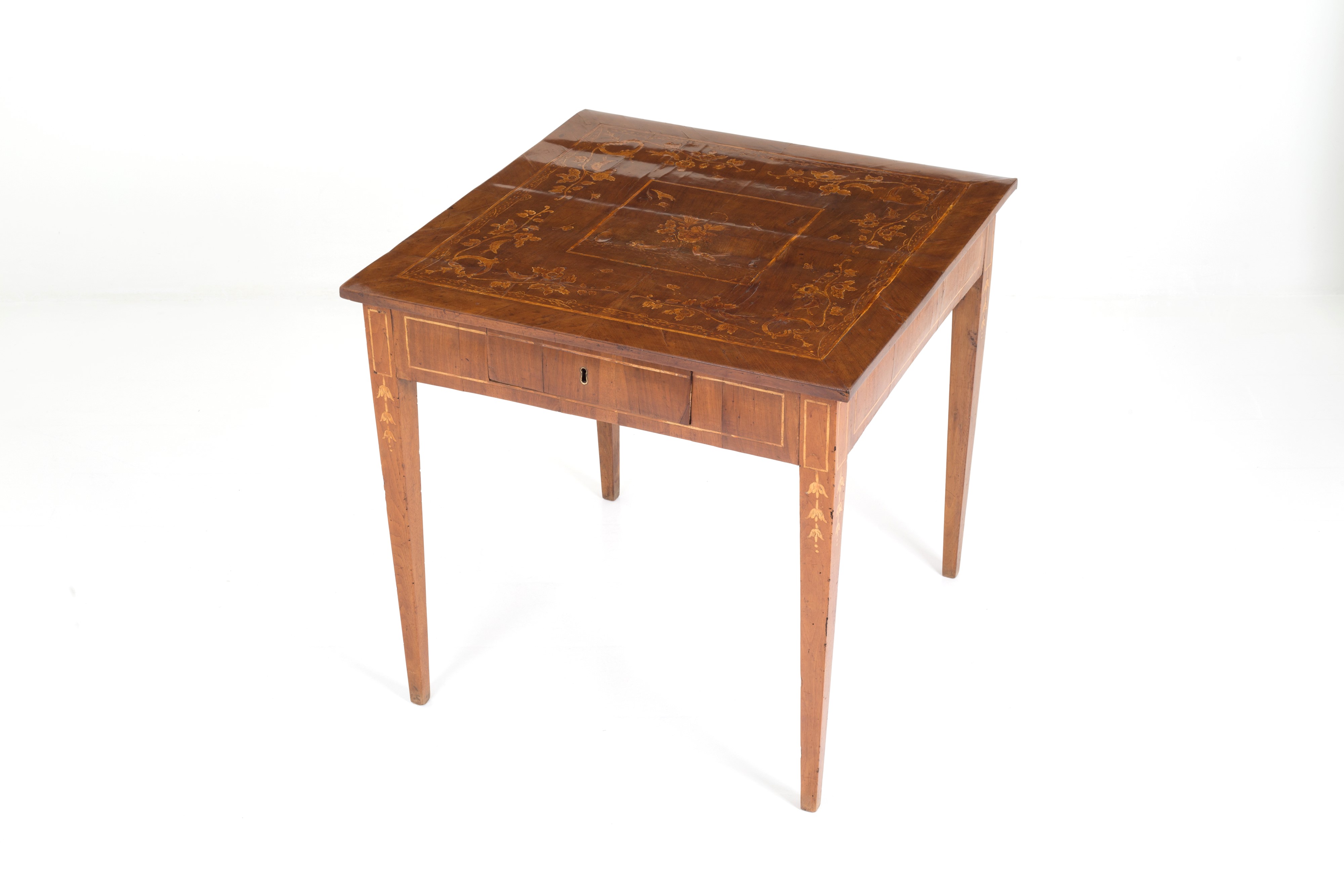 Tavolino intarsiato