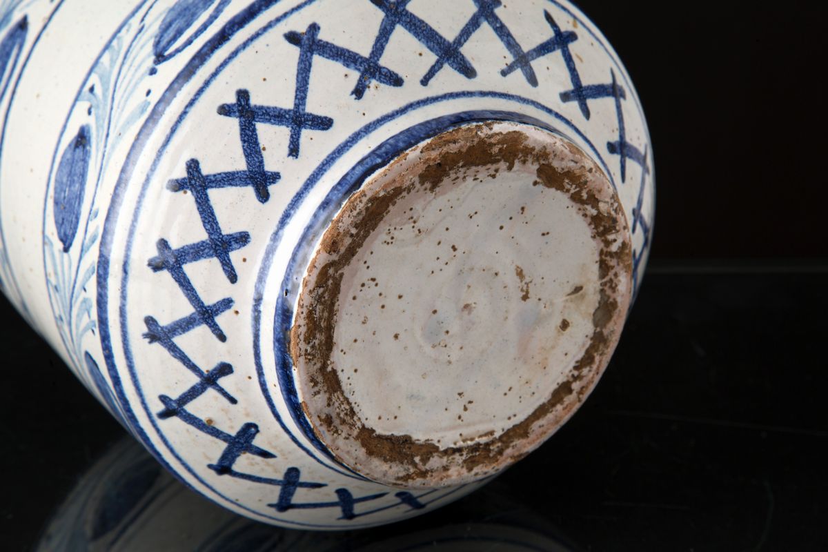 Vaso da farmacia bianco e blu