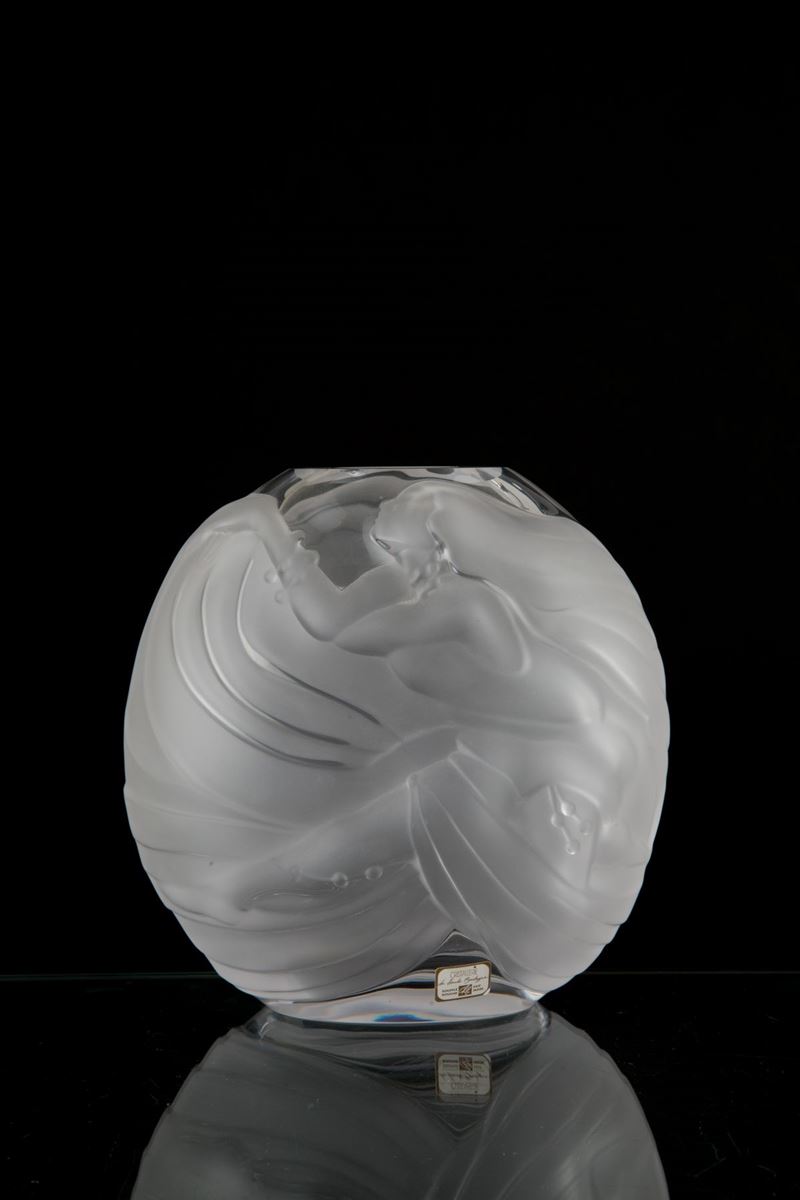 Vaso con Figura Femminile. Cristallerie De Haute Bretagne