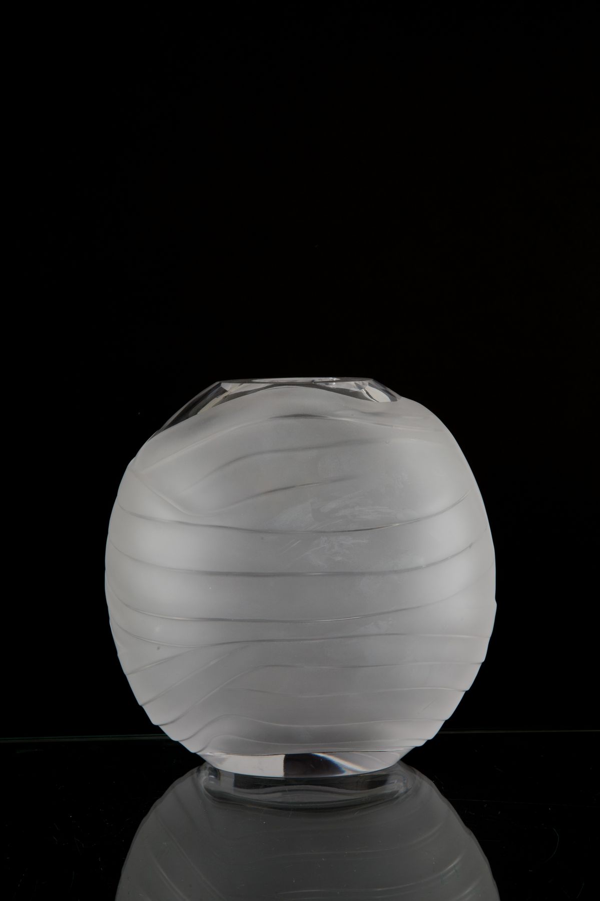 Vaso con Figura Femminile. Cristallerie De Haute Bretagne