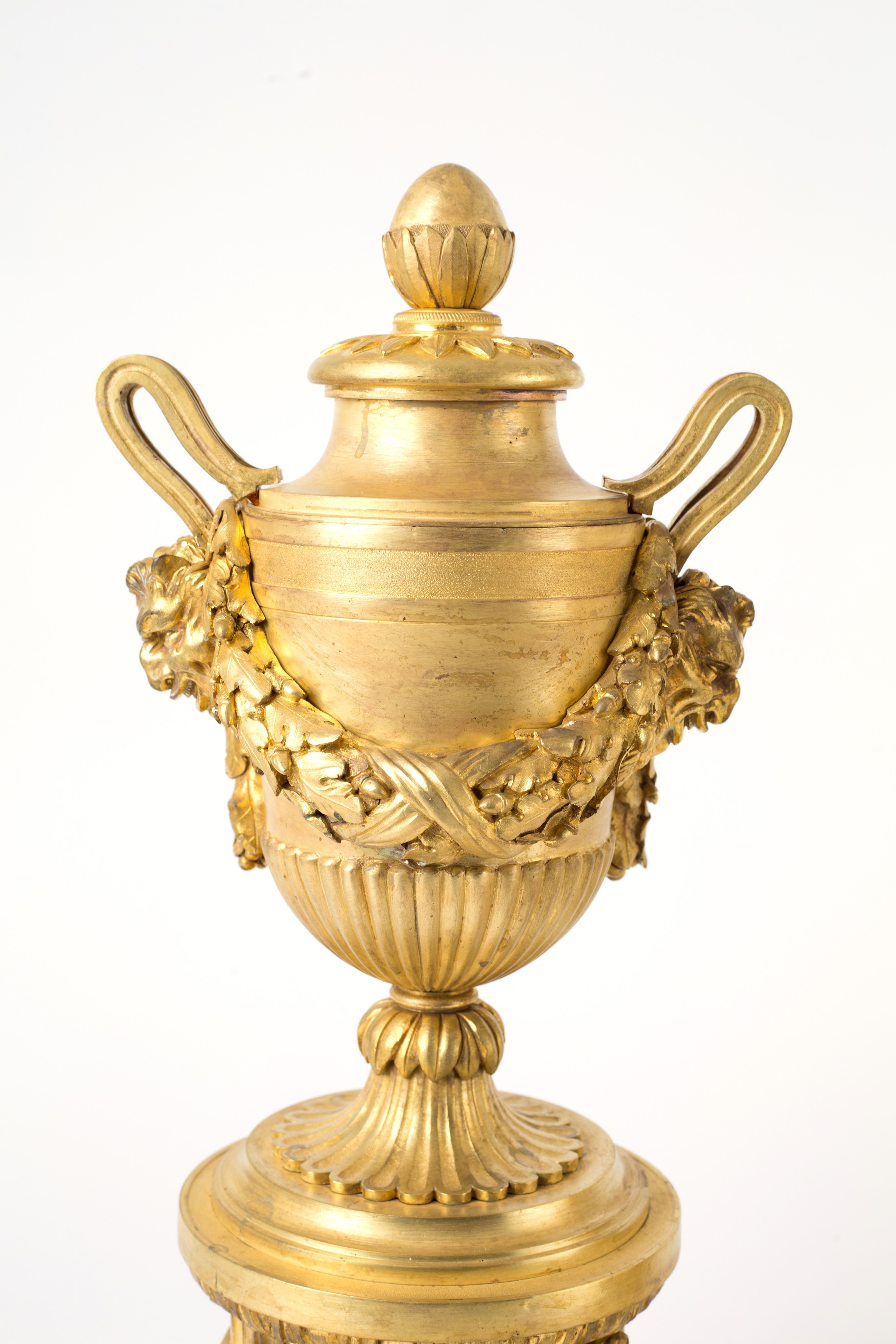 Coppia di vasi in bronzo