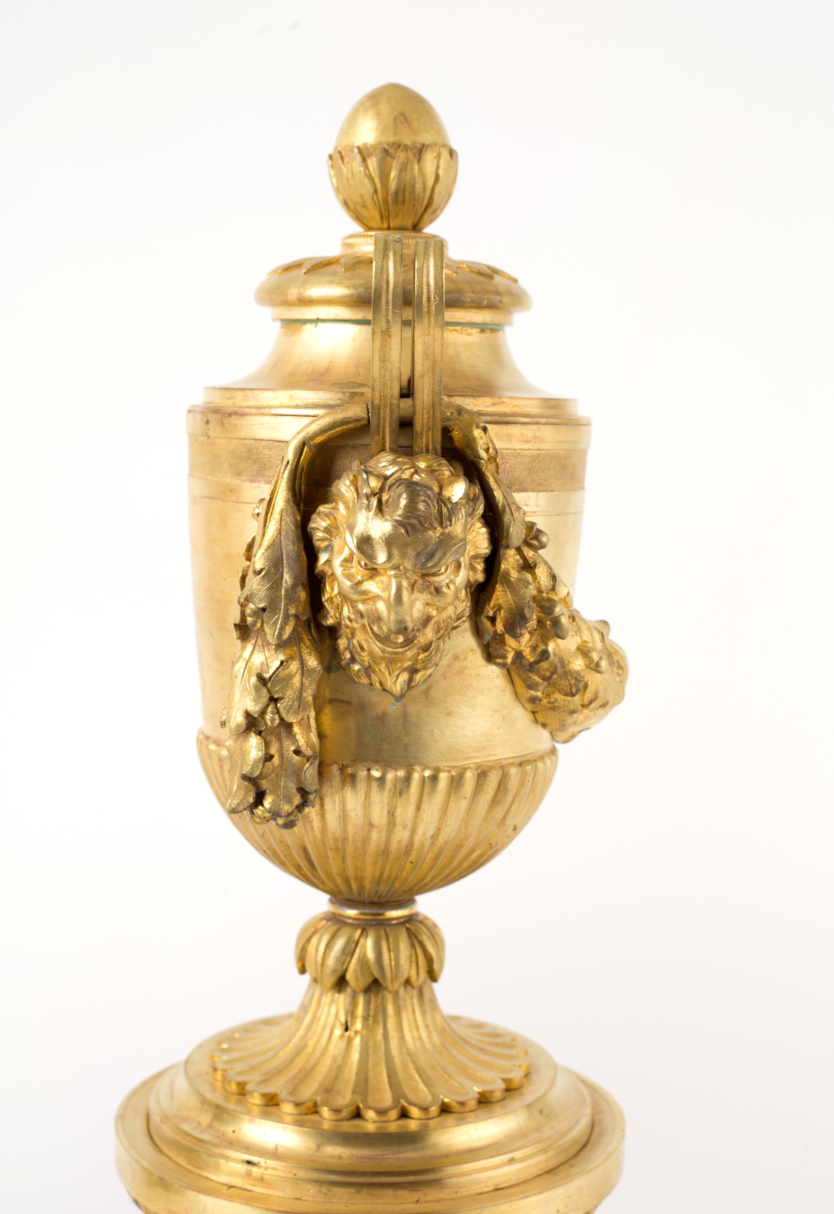 Coppia di vasi in bronzo