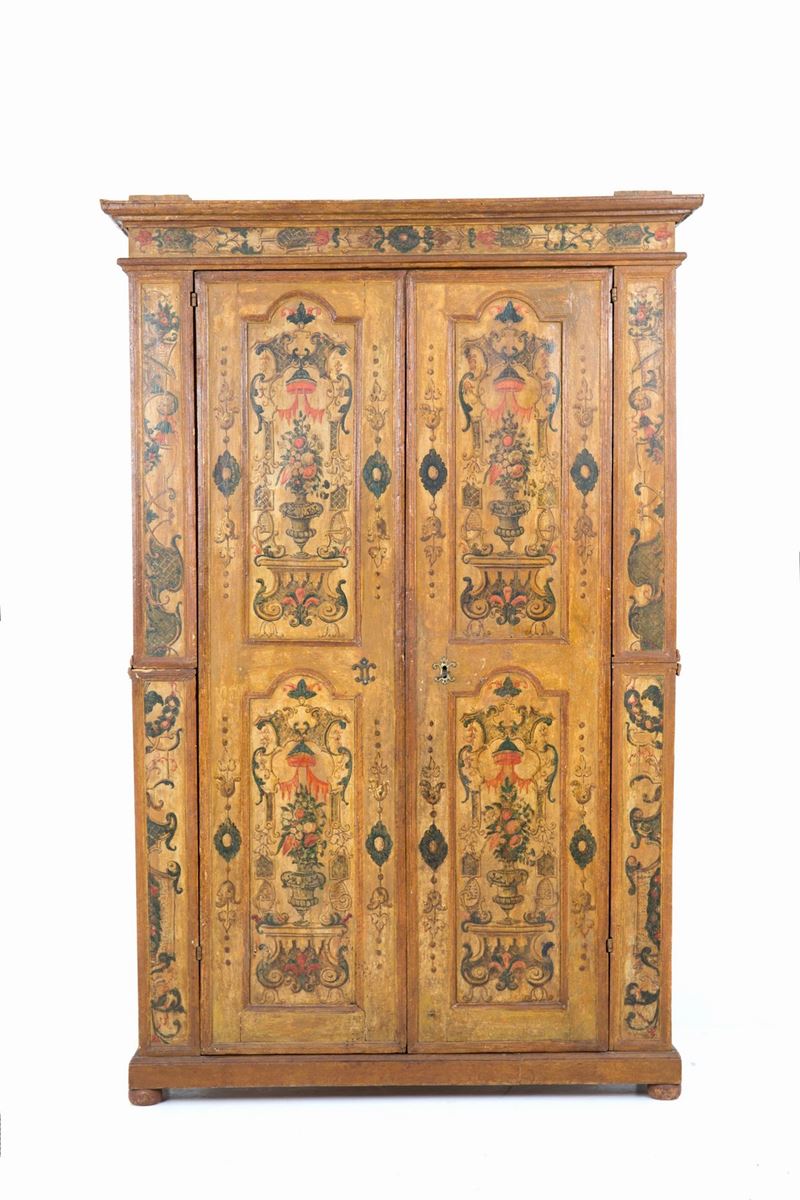 Armadio in legno dipinto e laccato