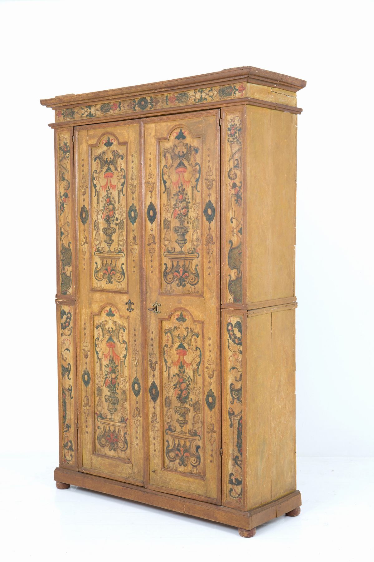 Armadio in legno dipinto e laccato