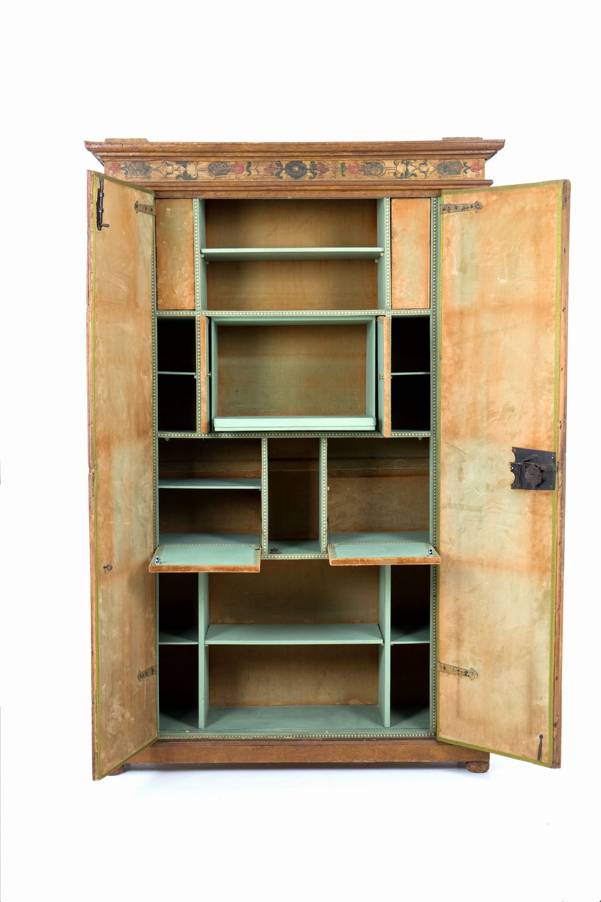 Armadio in legno dipinto e laccato