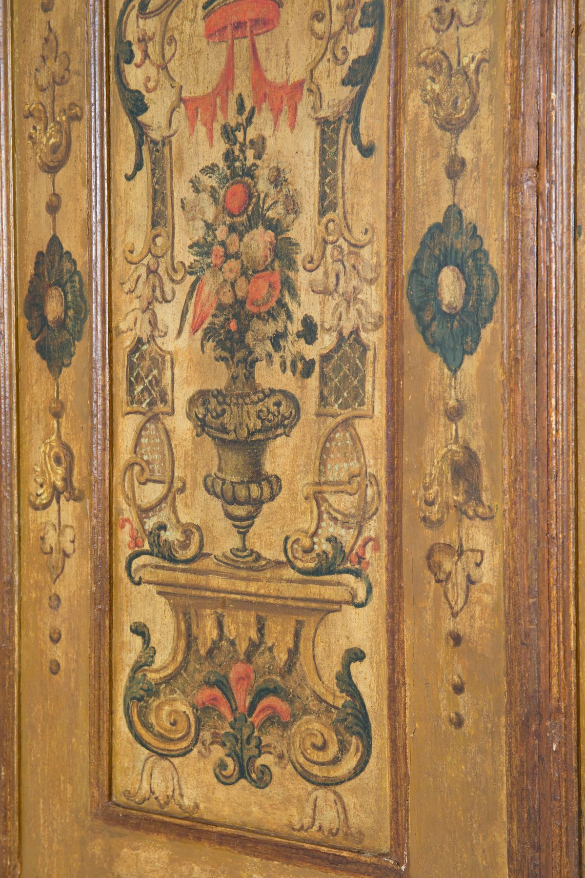 Armadio in legno dipinto e laccato