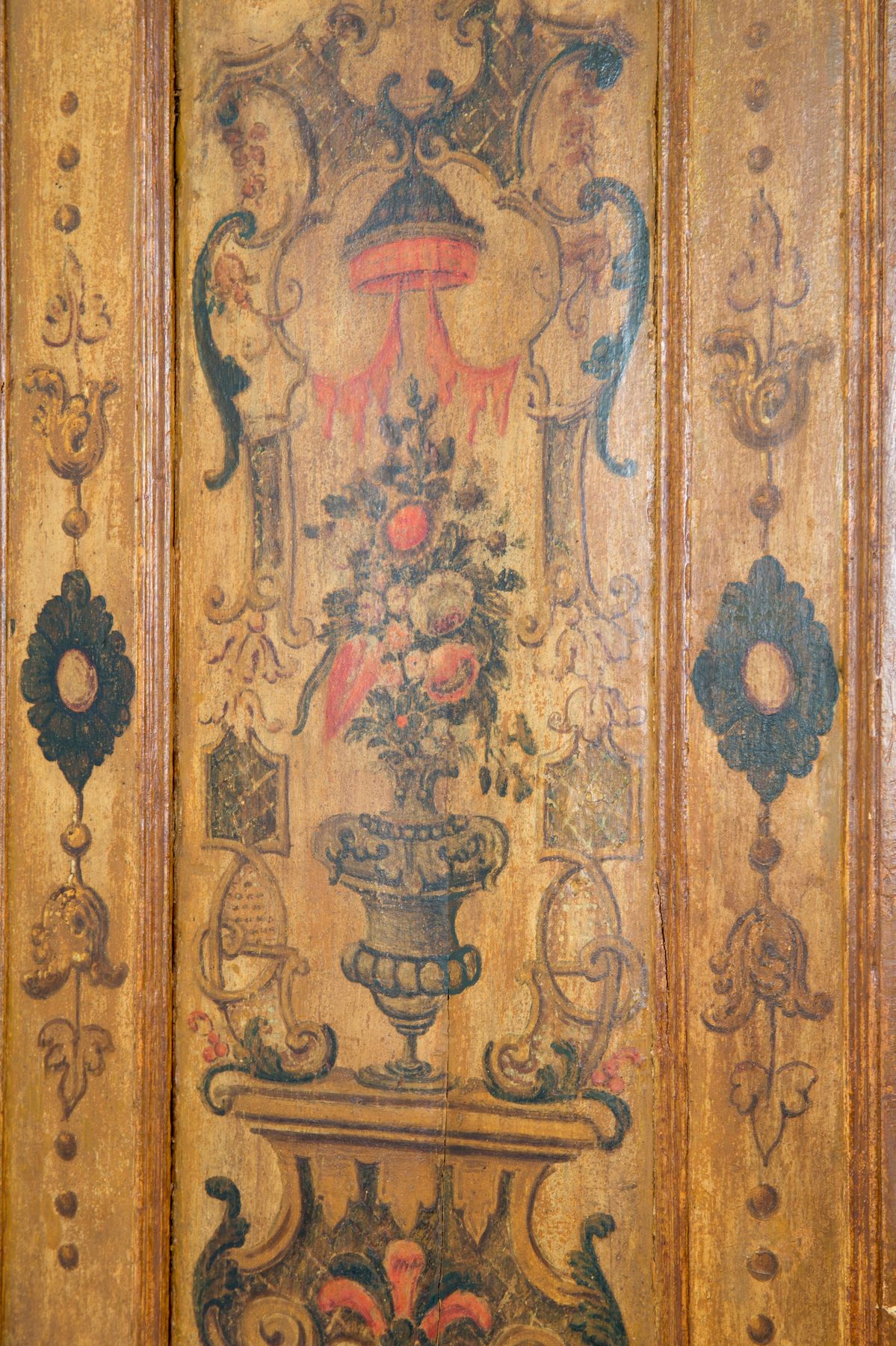 Armadio in legno dipinto e laccato