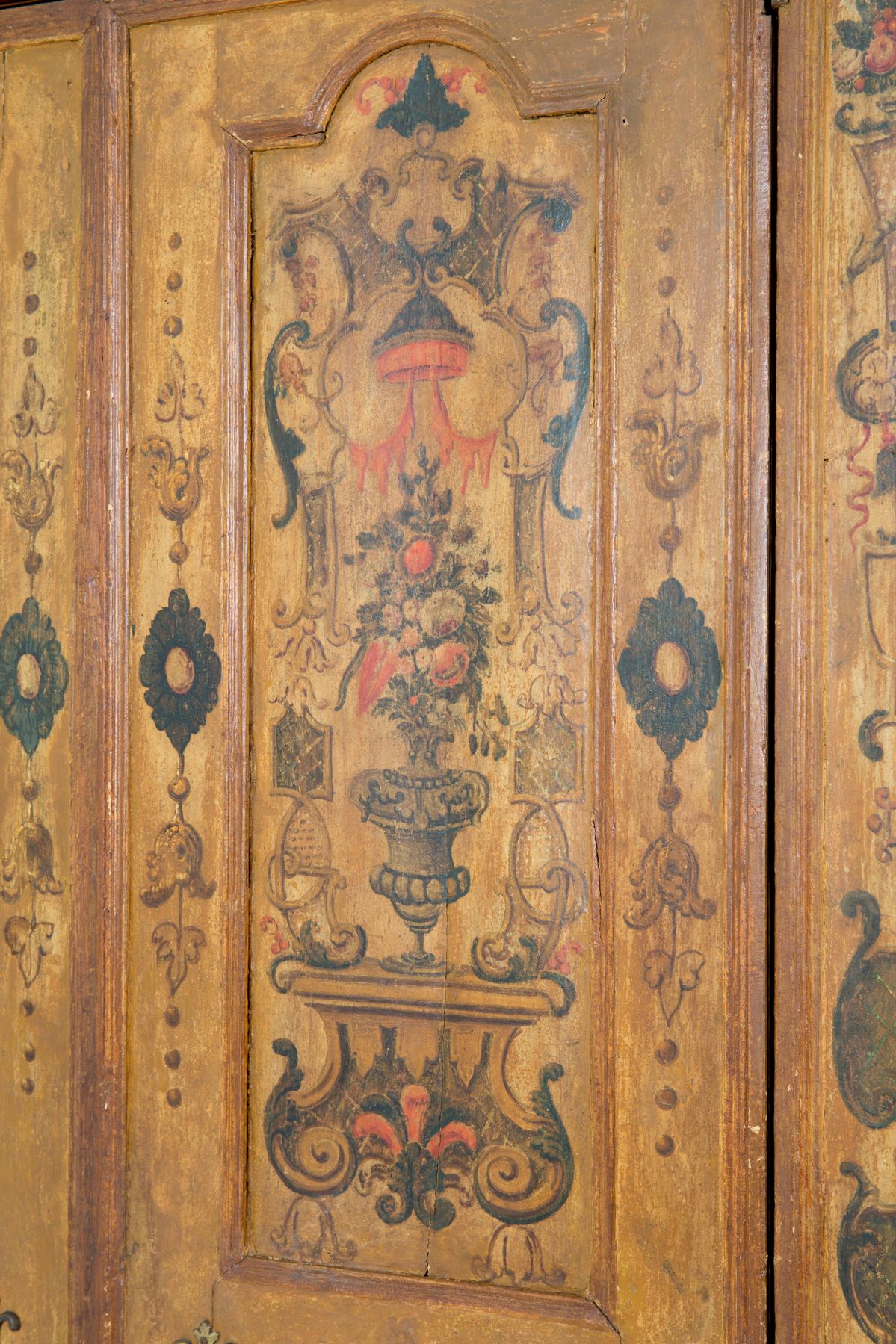 Armadio in legno dipinto e laccato