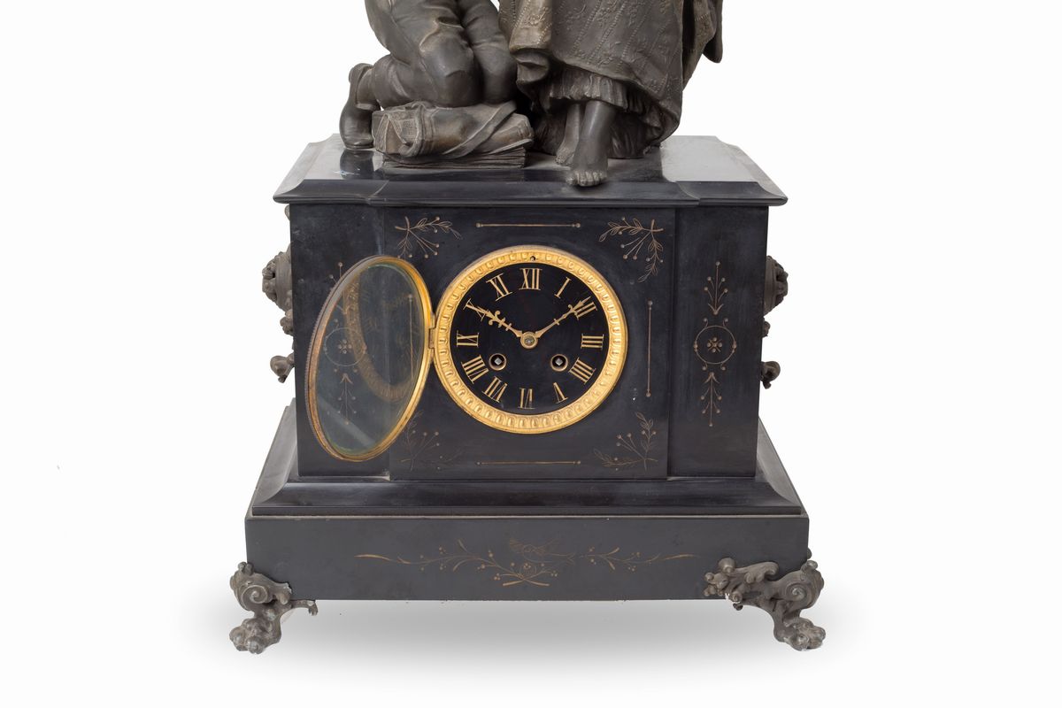 Orologio in bronzo con base in marmo