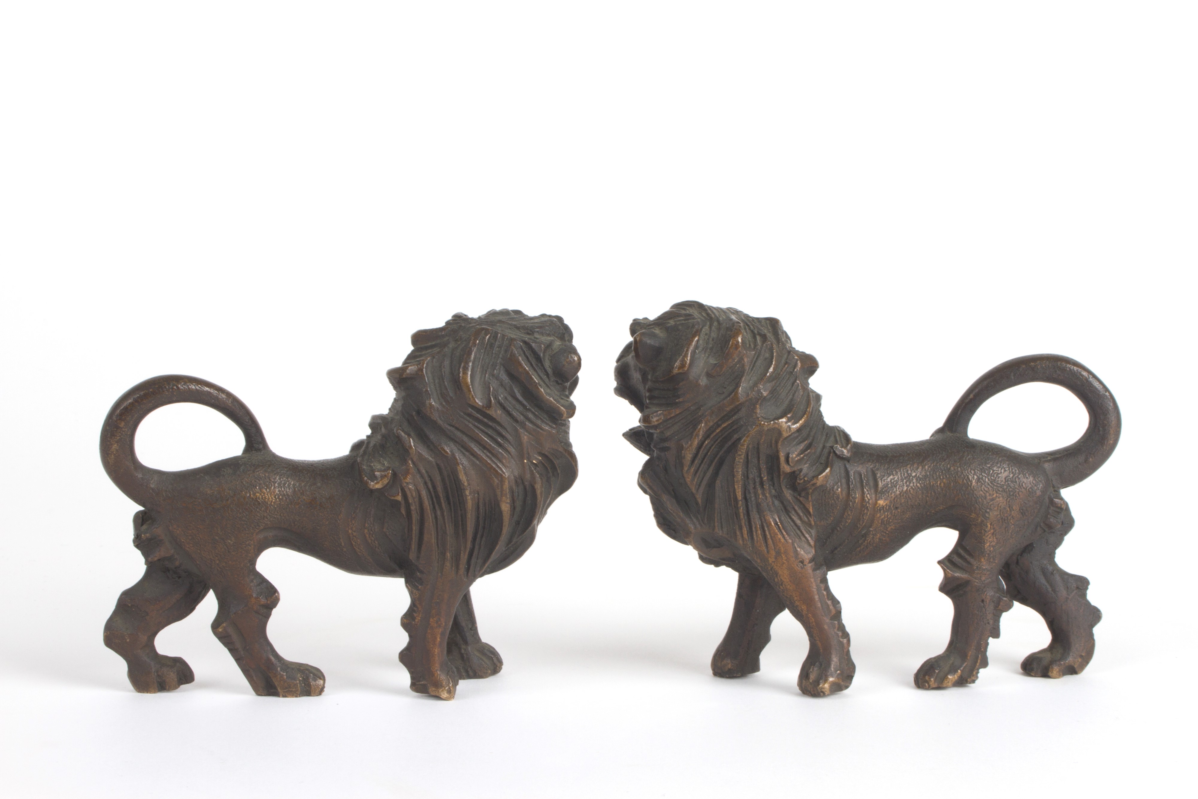 Coppia di sculture "LEONI"