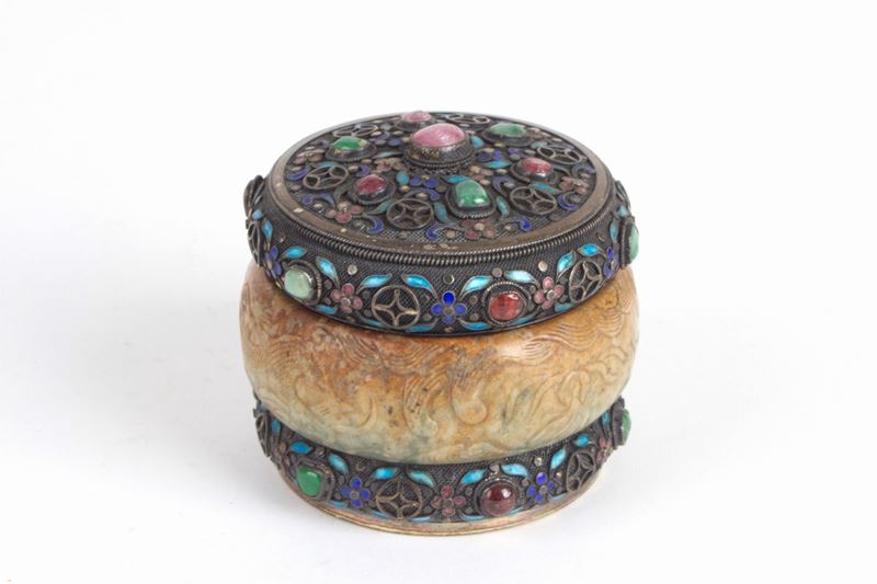 Scatoletta in argento, giada e pietre dure