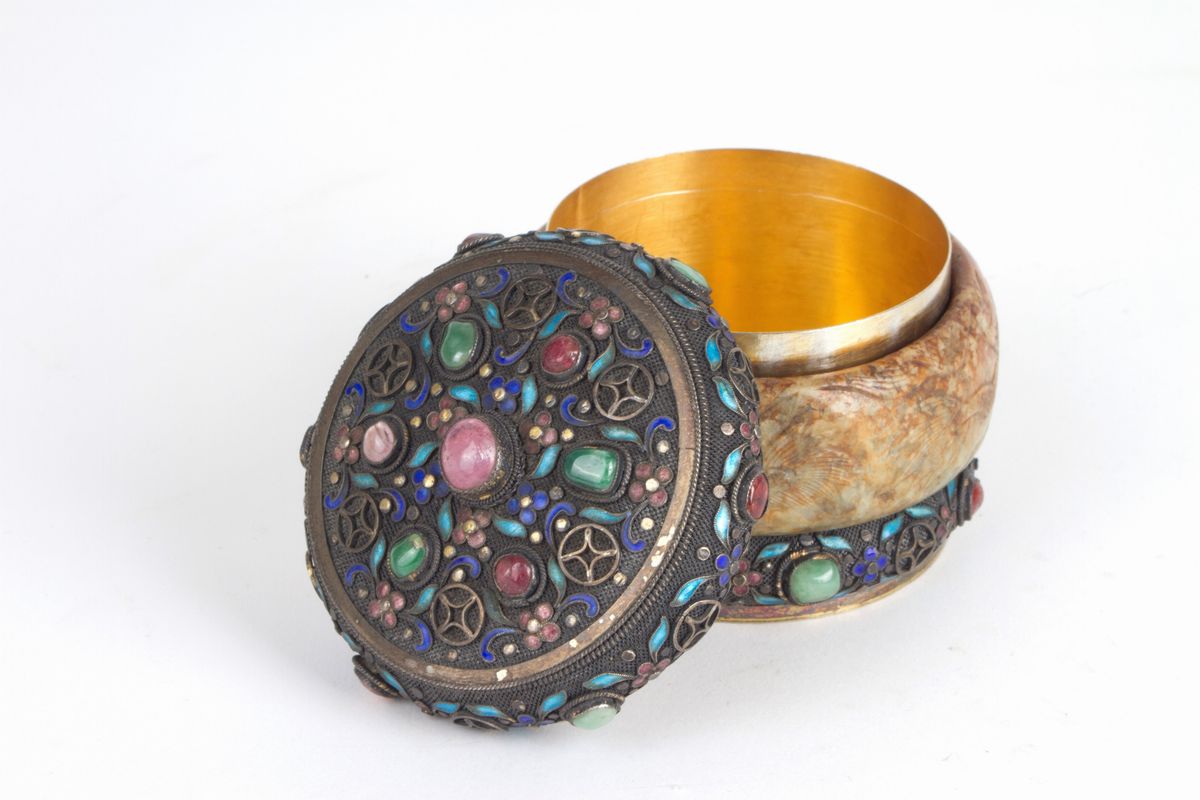 Scatoletta in argento, giada e pietre dure