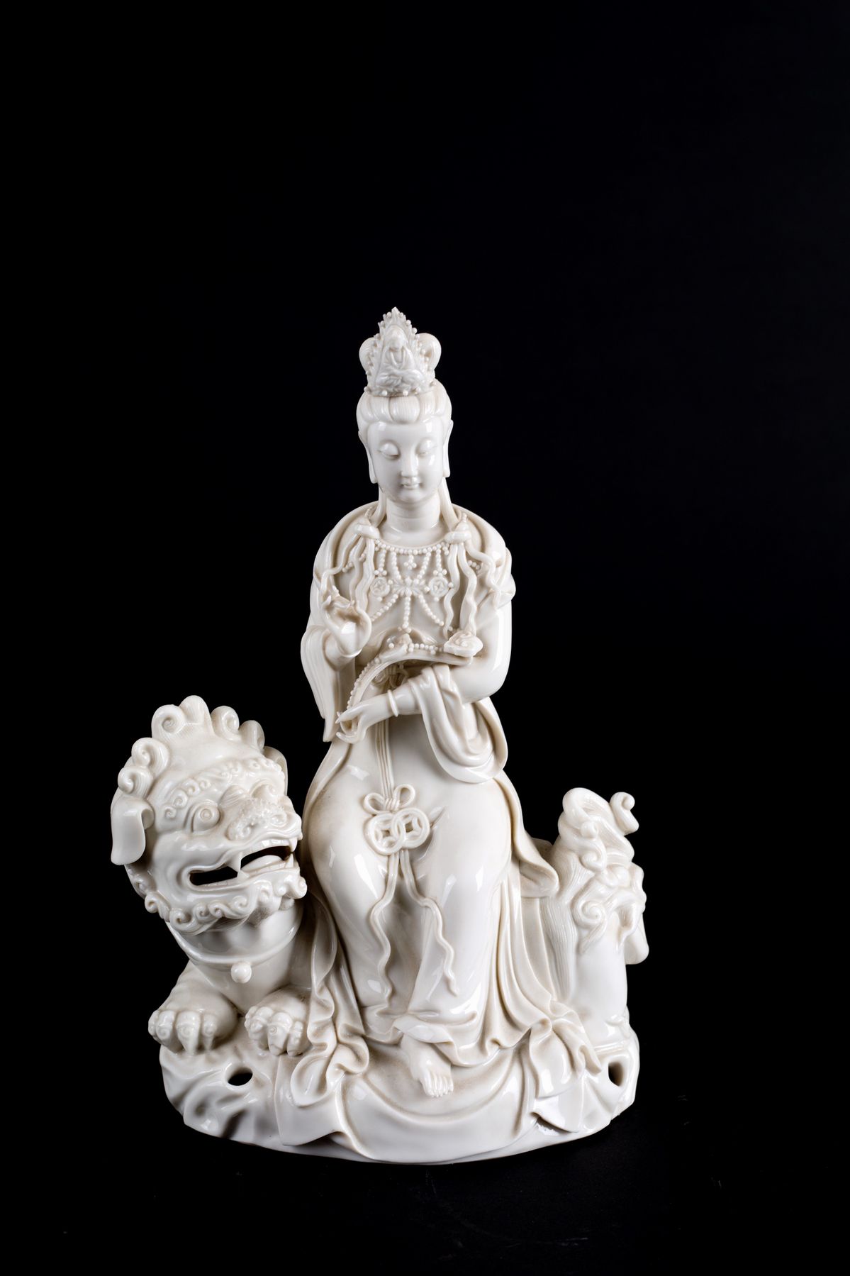 Due sculture in porcellana "GUANYIN SU CANE DI FO E SU ELEFANTE"