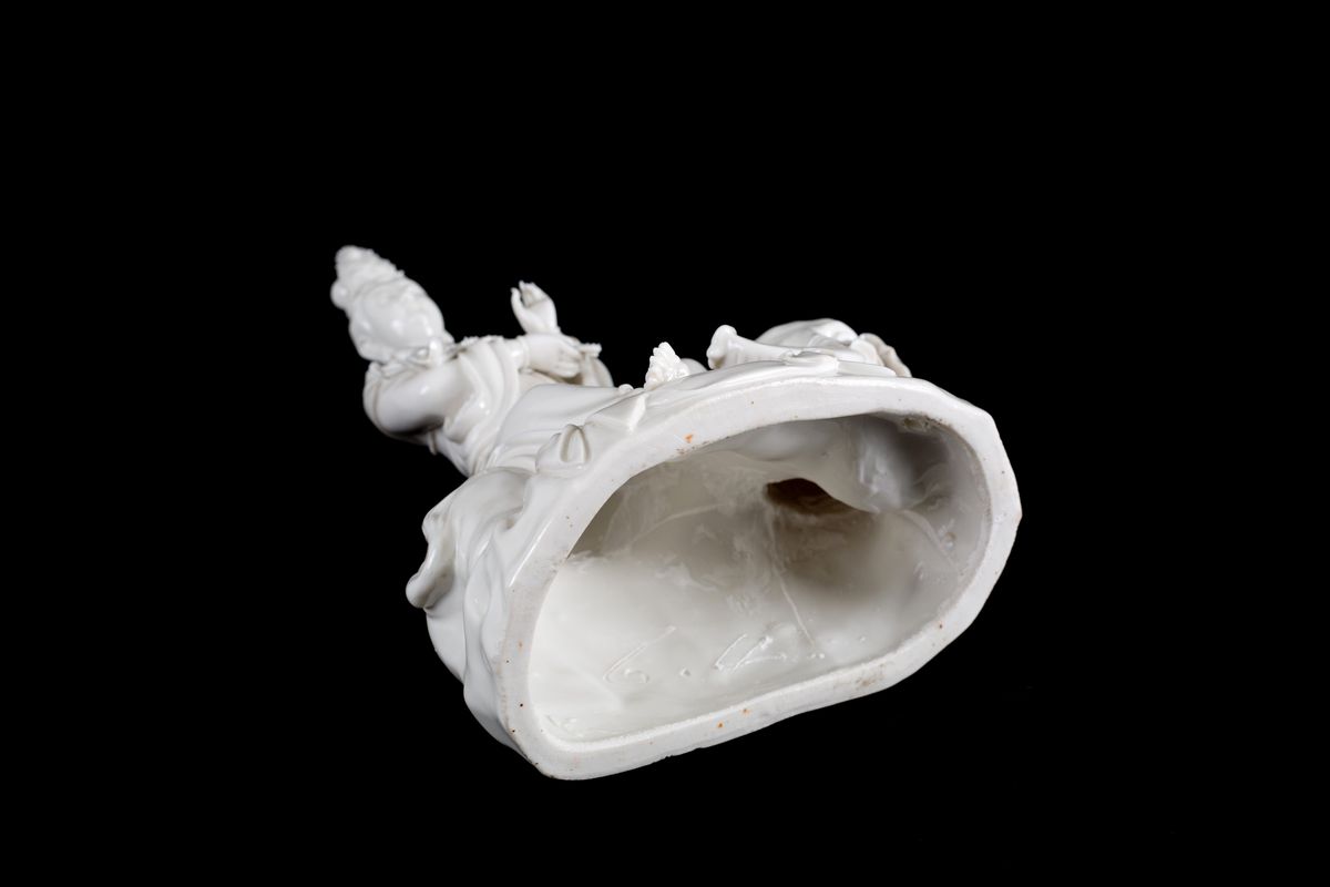 Due sculture in porcellana "GUANYIN SU CANE DI FO E SU ELEFANTE"