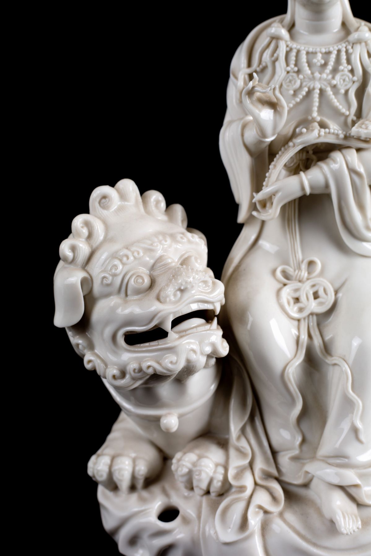 Due sculture in porcellana "GUANYIN SU CANE DI FO E SU ELEFANTE"