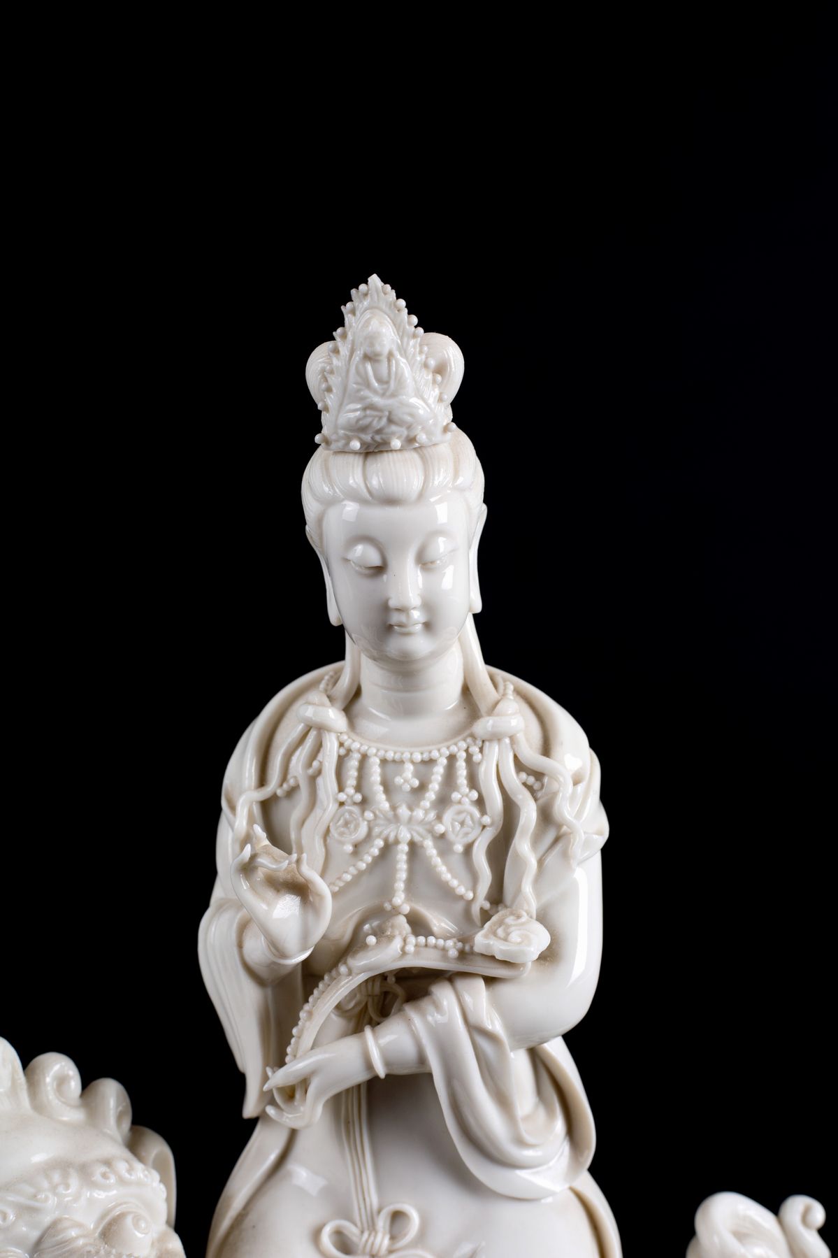 Due sculture in porcellana "GUANYIN SU CANE DI FO E SU ELEFANTE"
