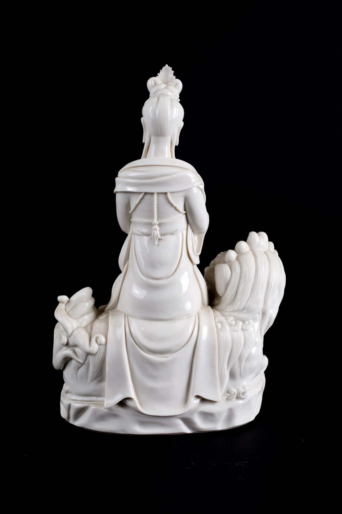 Due sculture in porcellana "GUANYIN SU CANE DI FO E SU ELEFANTE"