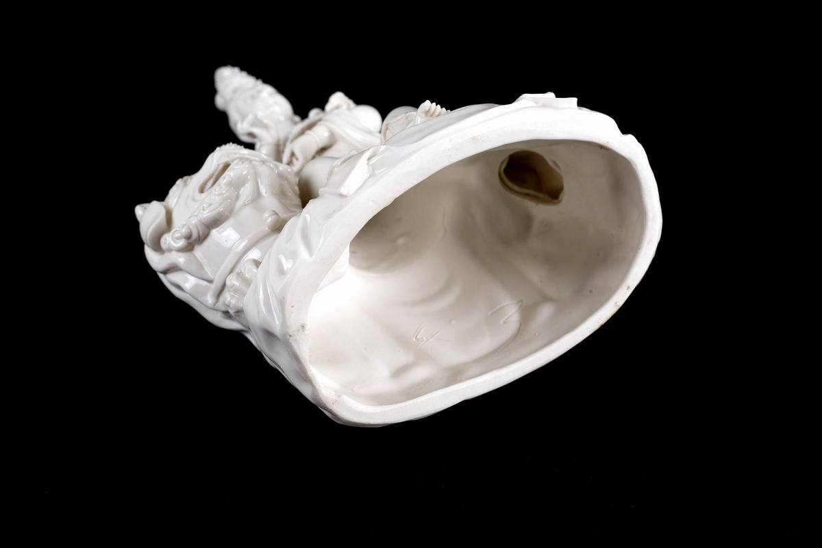 Due sculture in porcellana "GUANYIN SU CANE DI FO E SU ELEFANTE"