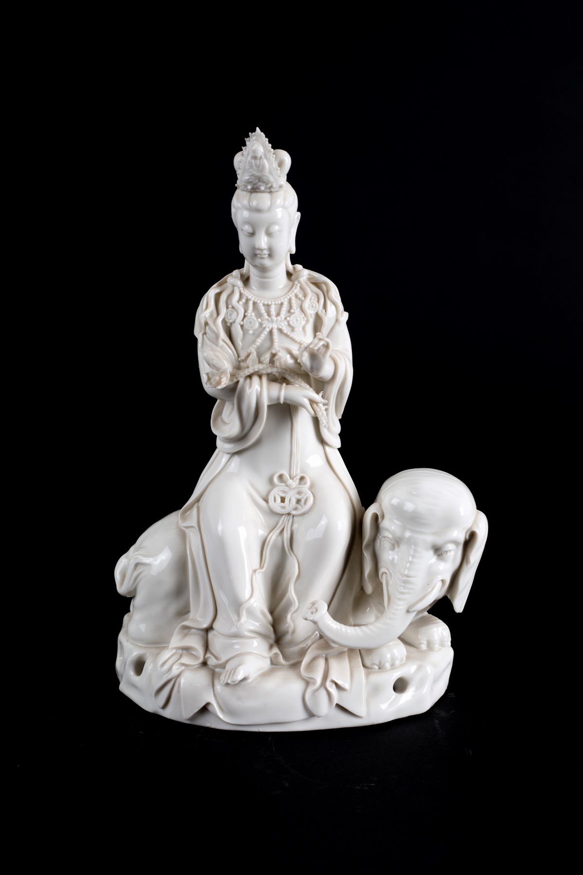 Due sculture in porcellana "GUANYIN SU CANE DI FO E SU ELEFANTE"