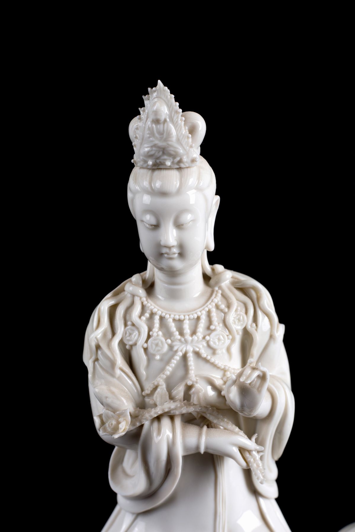 Due sculture in porcellana "GUANYIN SU CANE DI FO E SU ELEFANTE"