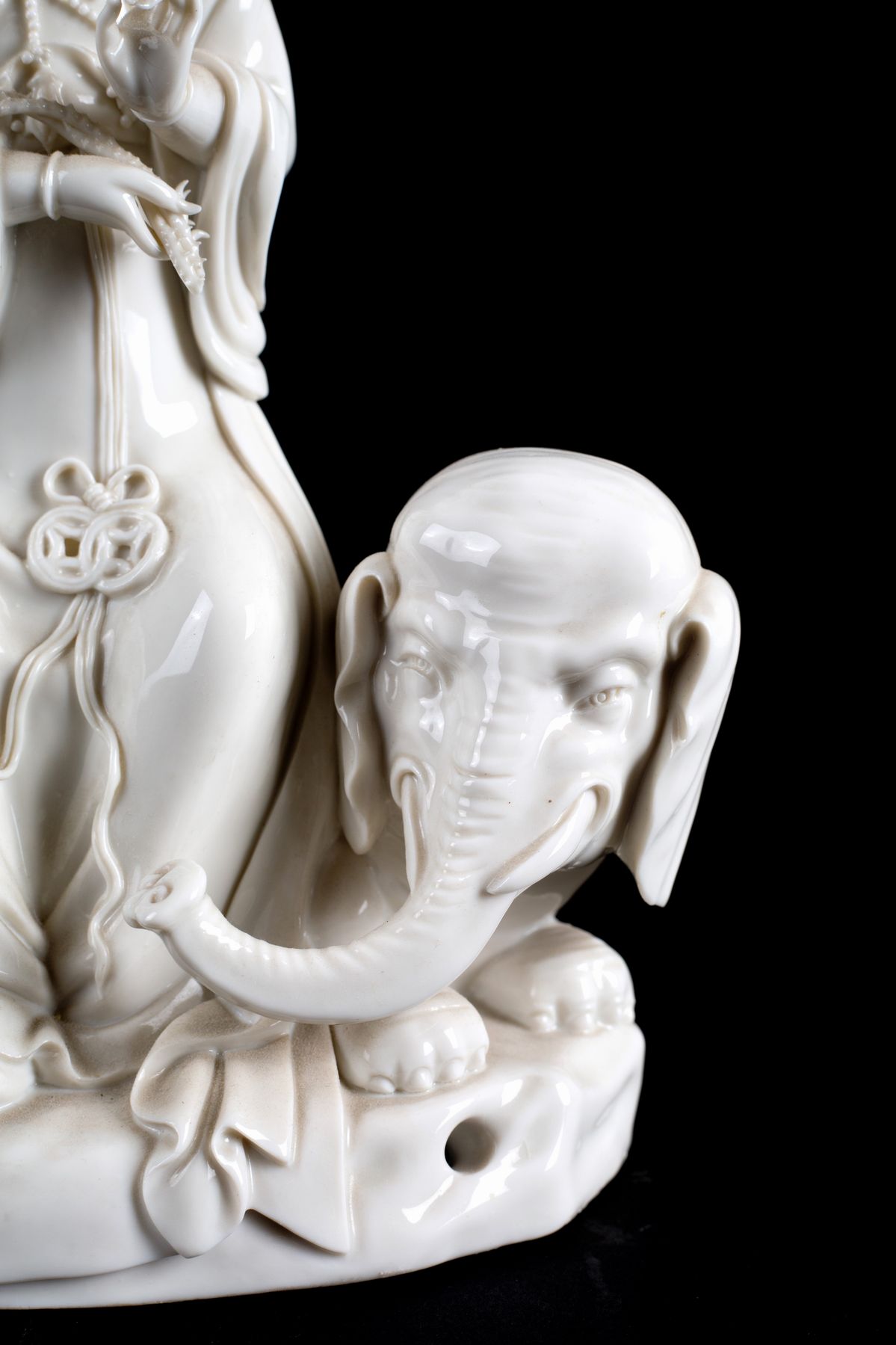 Due sculture in porcellana "GUANYIN SU CANE DI FO E SU ELEFANTE"