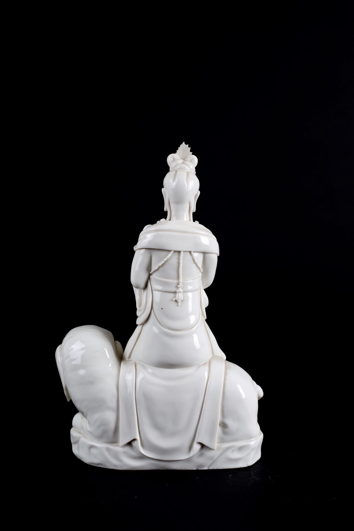 Due sculture in porcellana "GUANYIN SU CANE DI FO E SU ELEFANTE"