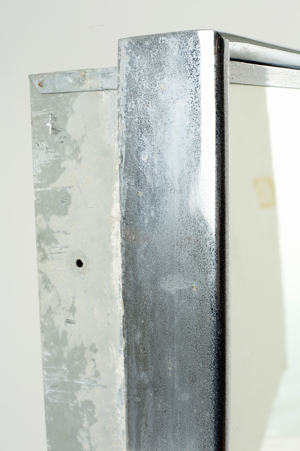 Coppia di Mobiletti da Incasso per Parete Bagno. Fontana Arte (attr.)