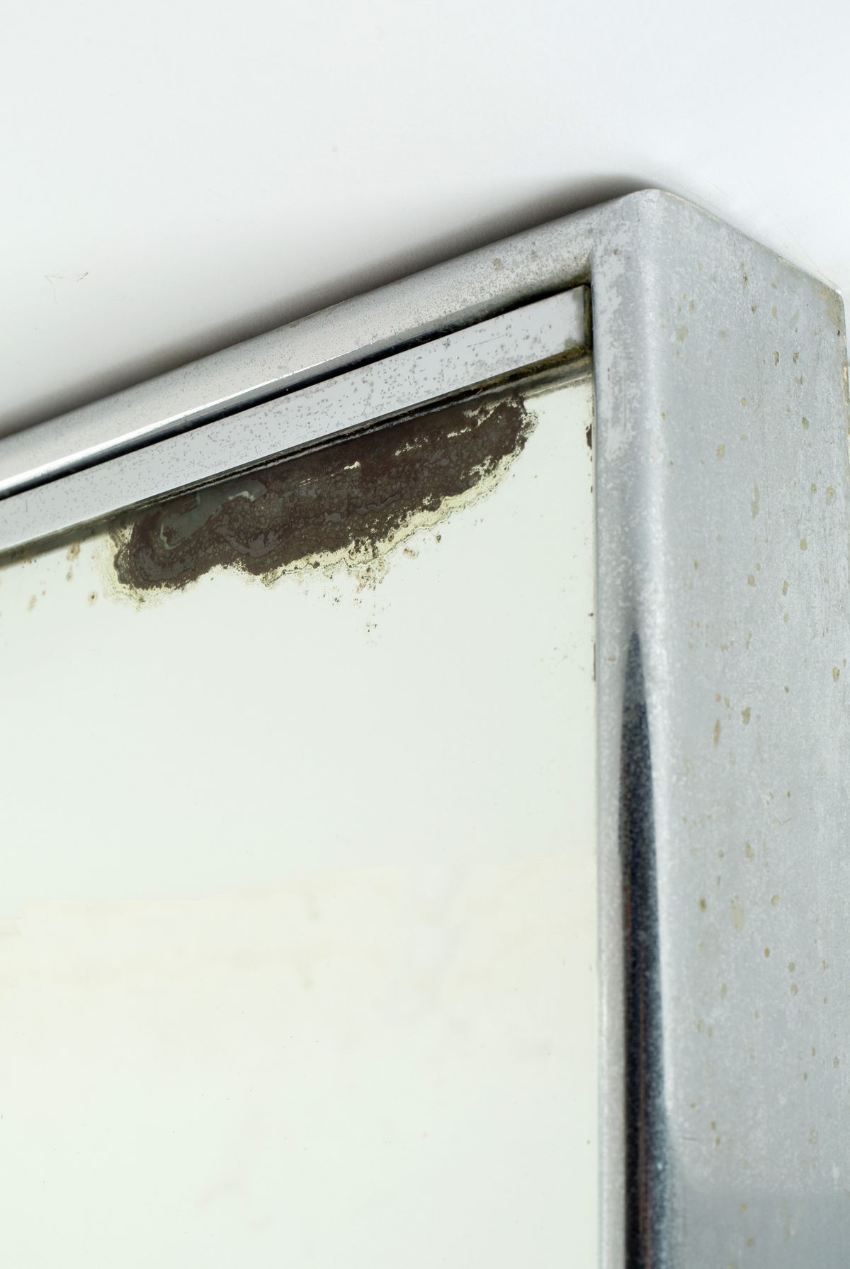 Coppia di Mobiletti da Incasso per Parete Bagno. Fontana Arte (attr.)