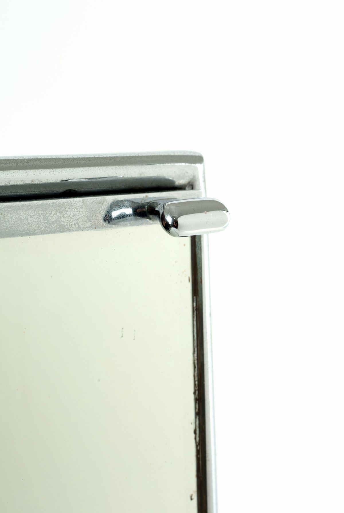 Coppia di Mobiletti da Incasso per Parete Bagno. Fontana Arte (attr.)