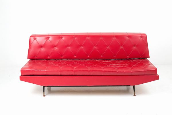Divano rosso con schienale removibile