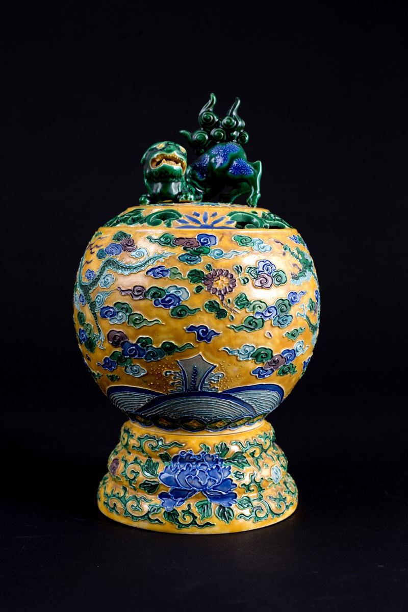 Incensiere in porcellana a fondo giallo