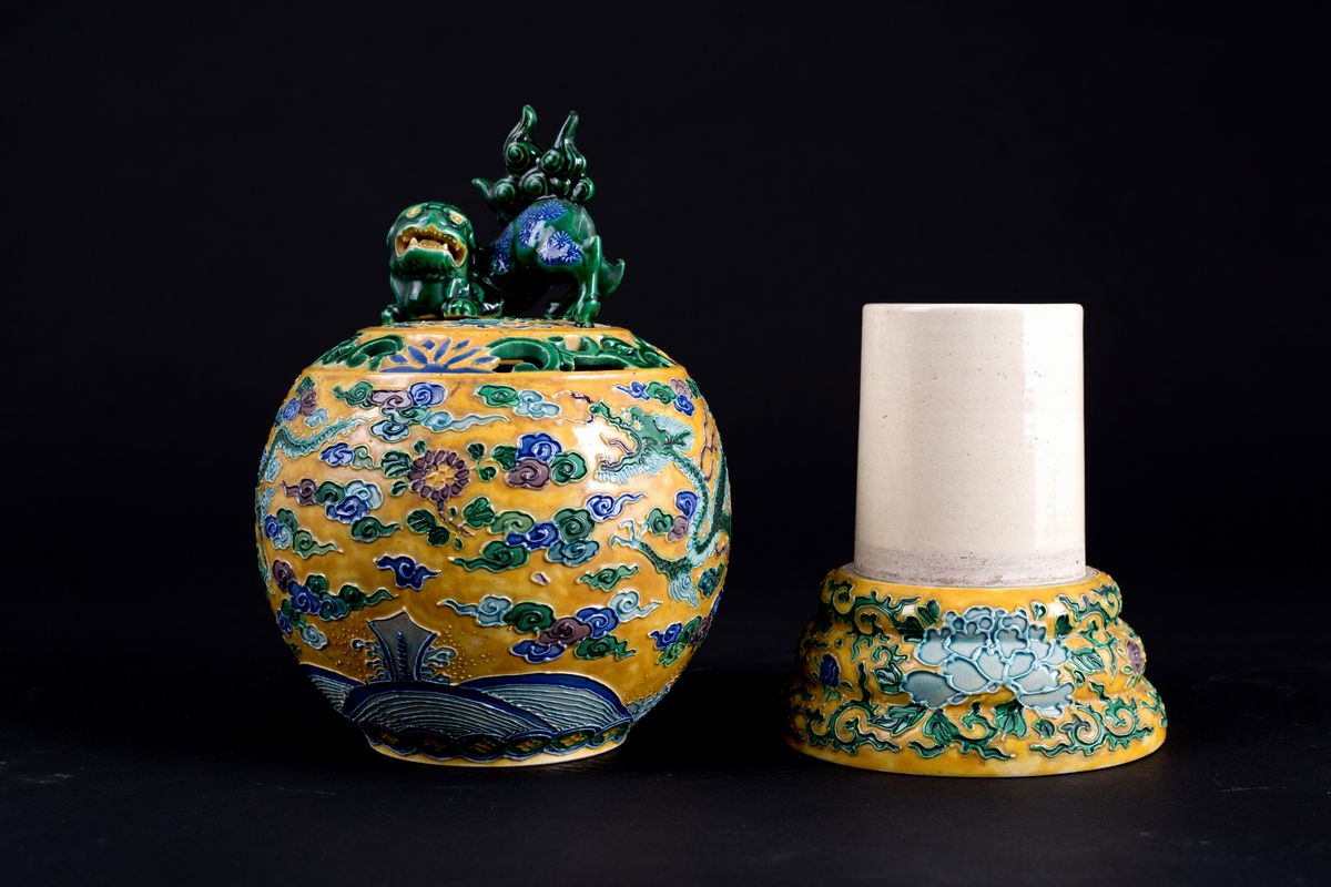 Incensiere in porcellana a fondo giallo