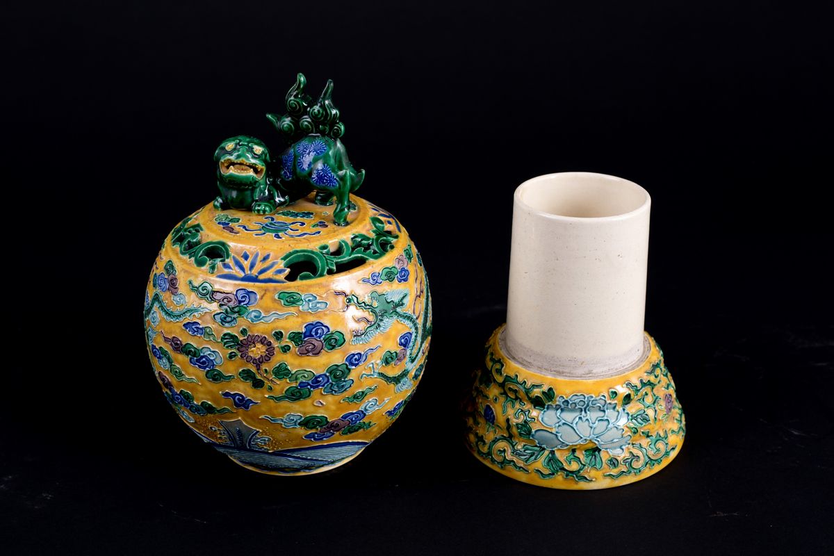 Incensiere in porcellana a fondo giallo