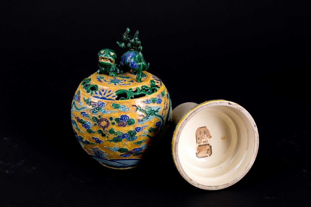 Incensiere in porcellana a fondo giallo