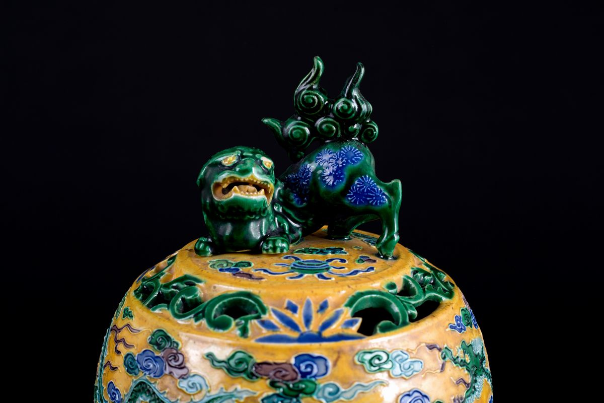 Incensiere in porcellana a fondo giallo