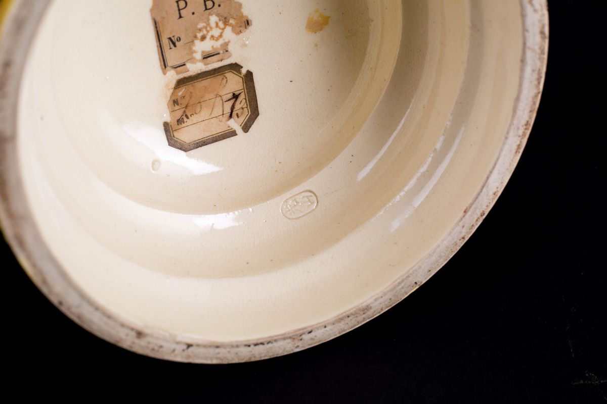 Incensiere in porcellana a fondo giallo