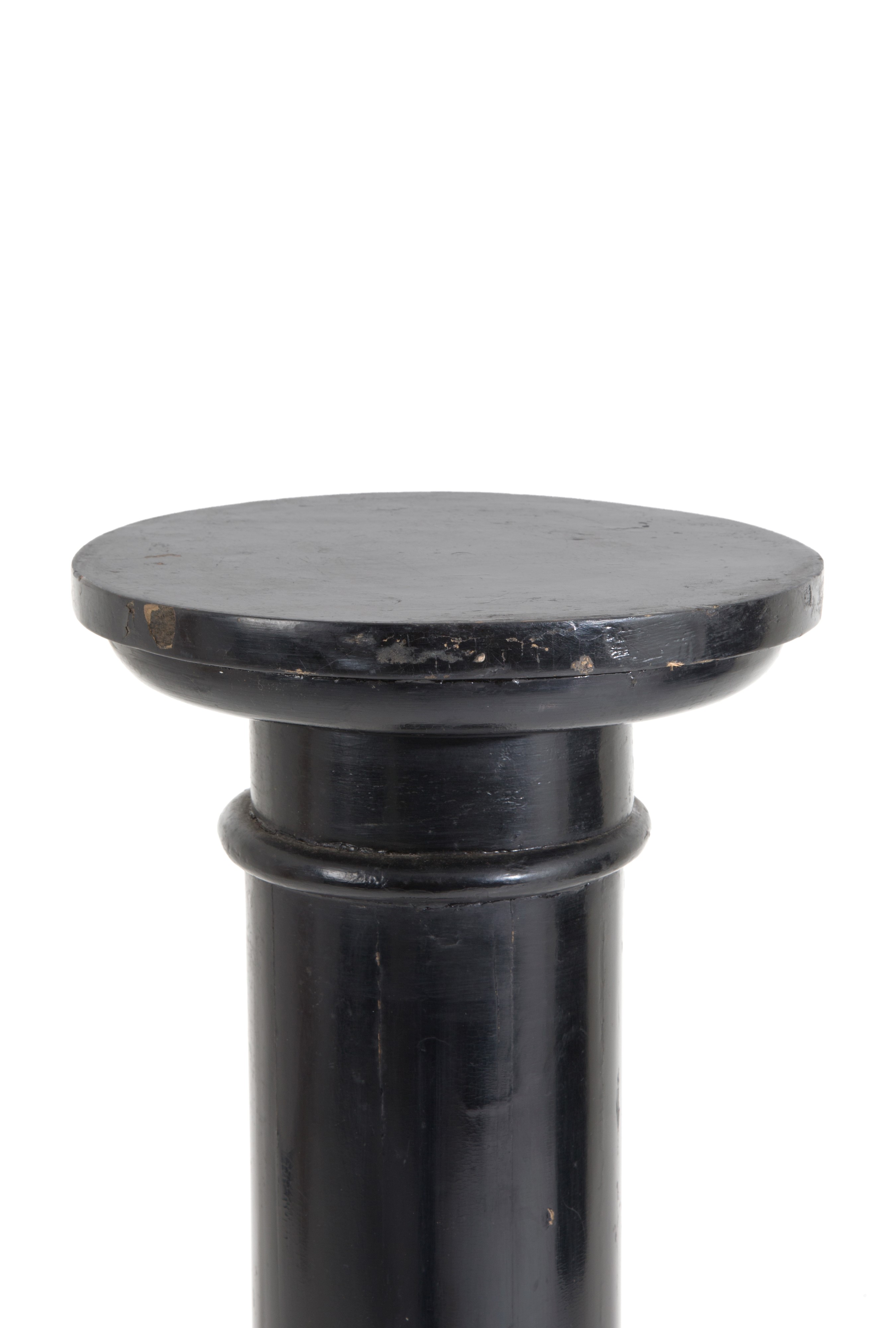 Colonna in legno laccato