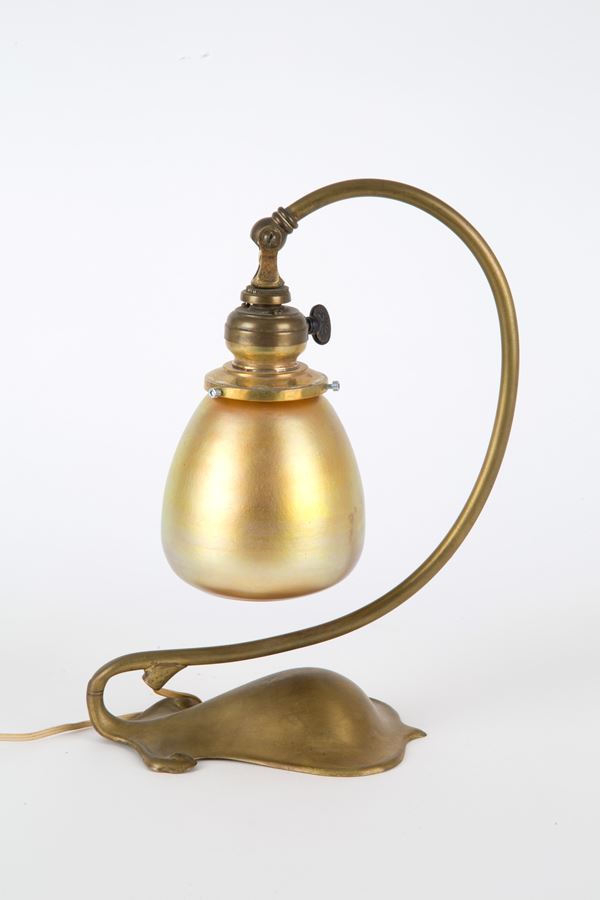 Table lamp with gold diffuser