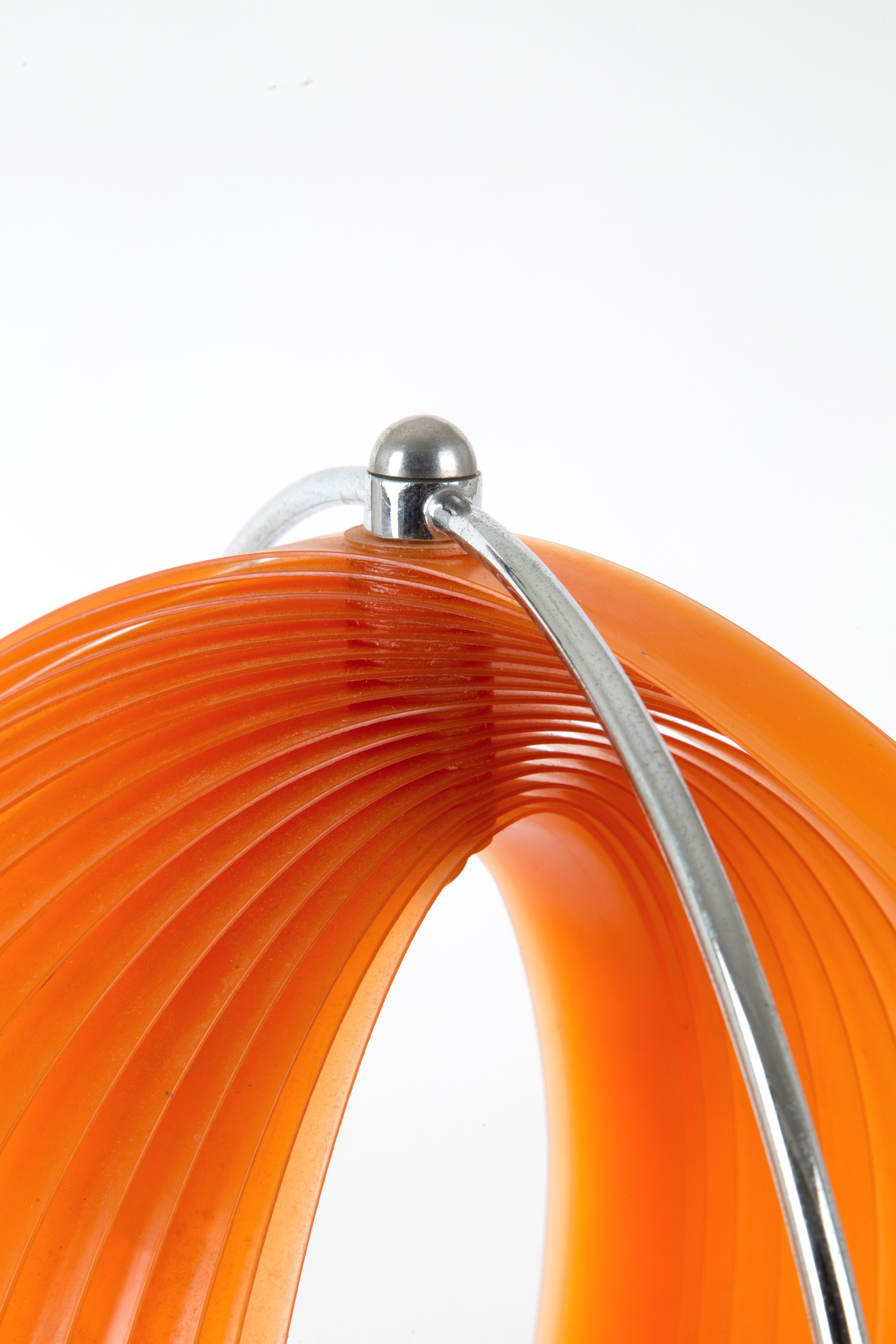 Lampada in materiale plastico arancione