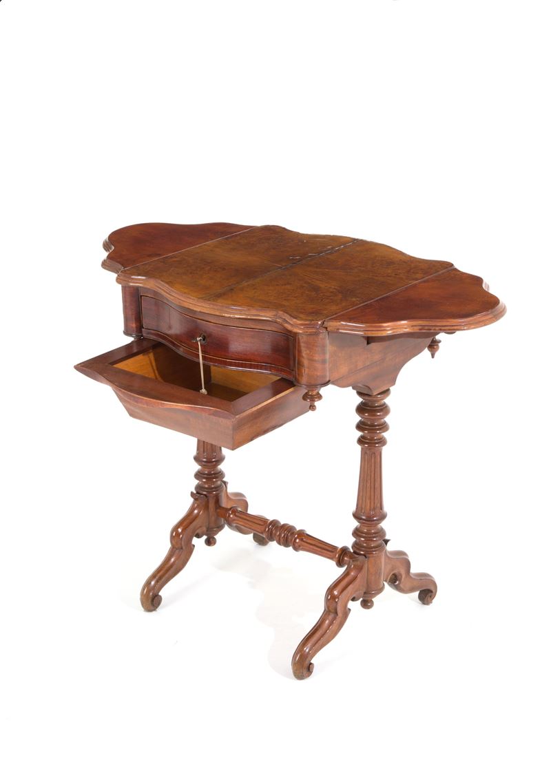 Tavolino da lavoro a bandelle