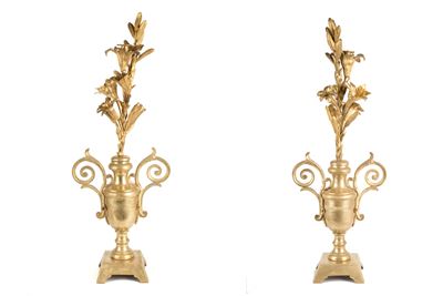 Coppia di Elementi Decorativi su Vasi