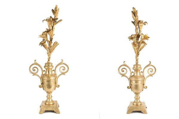 Coppia di elementi decorativi su vasi