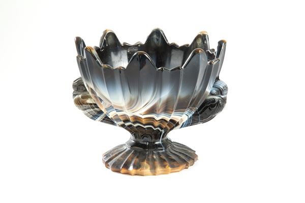Chalcedony glass centrepiece