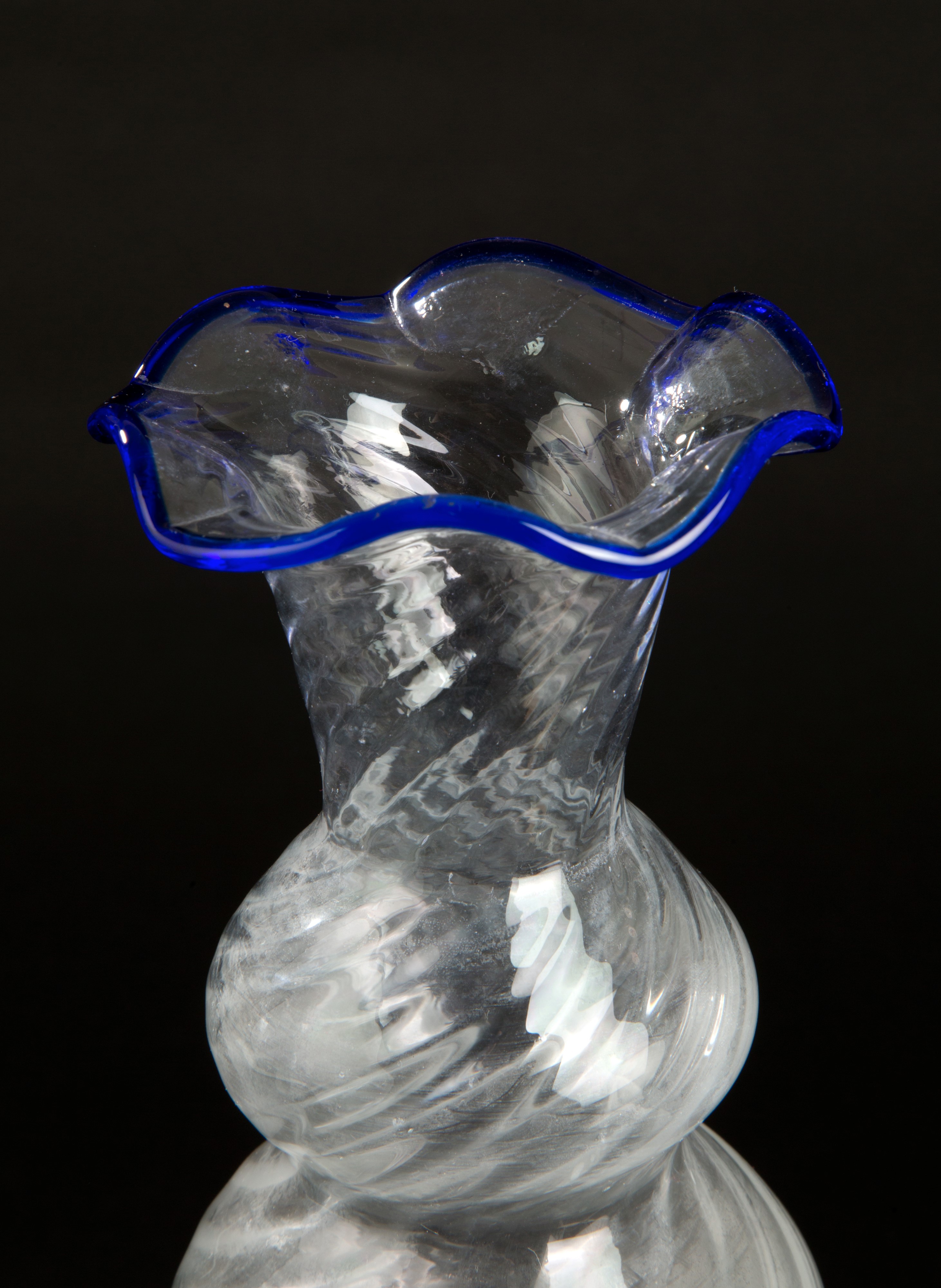 Vaso in vetro trasparente con bordo blu. SALVIATI