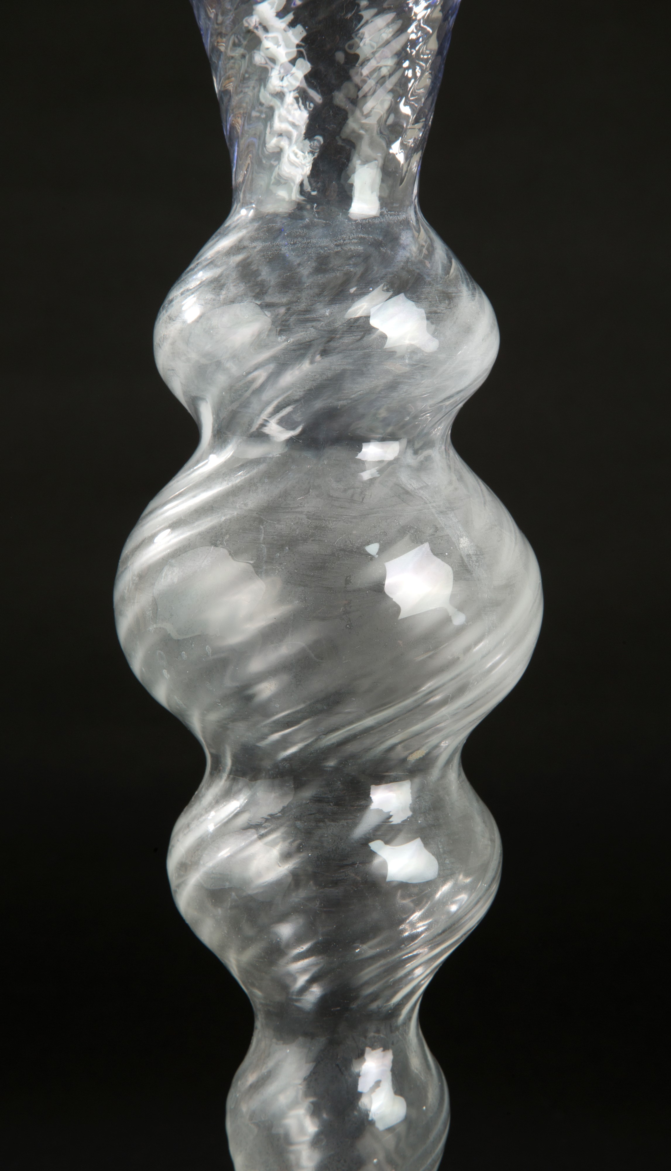 Vaso in vetro trasparente con bordo blu. SALVIATI